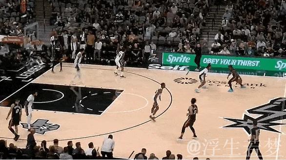 亚历山大截球反击，文班亚马防不住